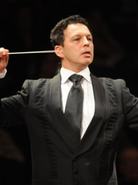 Luigi Pistore dirige l'orchestra